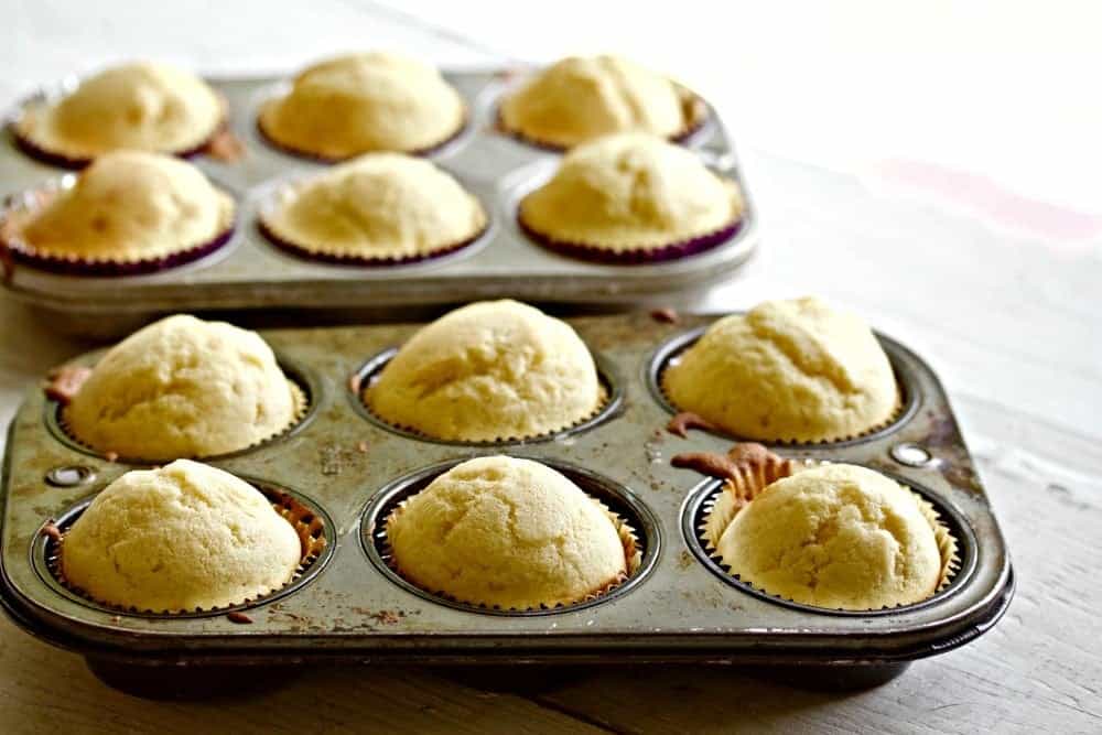 Simple White Cake cupcakes
