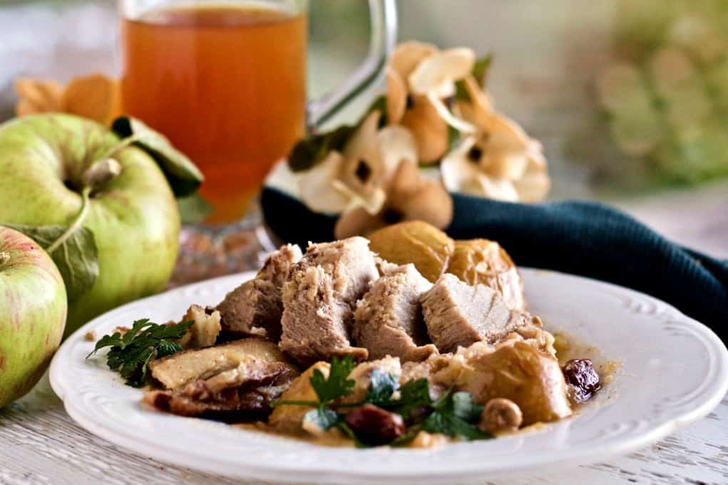 slow cooker Pork Loin Roast with apples, raisins and bacon
