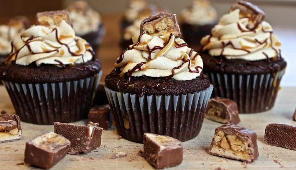 Snickers Cupcake filled with salted caramel and snickers 