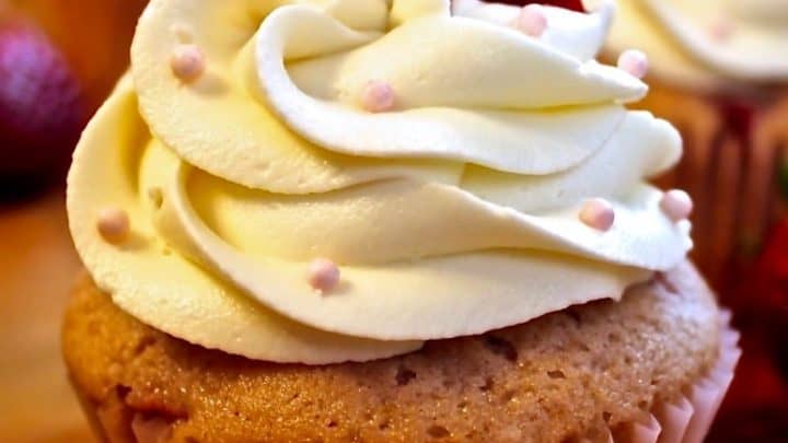Fresh Strawberry Cupcakes with fresh strawberries baked right in! By https://homemadefoodjunkie.1wp.site