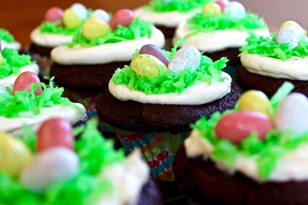 Easter egg hunt cupcakes with a cadbury egg baked into the center of the cupcake https://homemadefoodjunkie.1wp.site