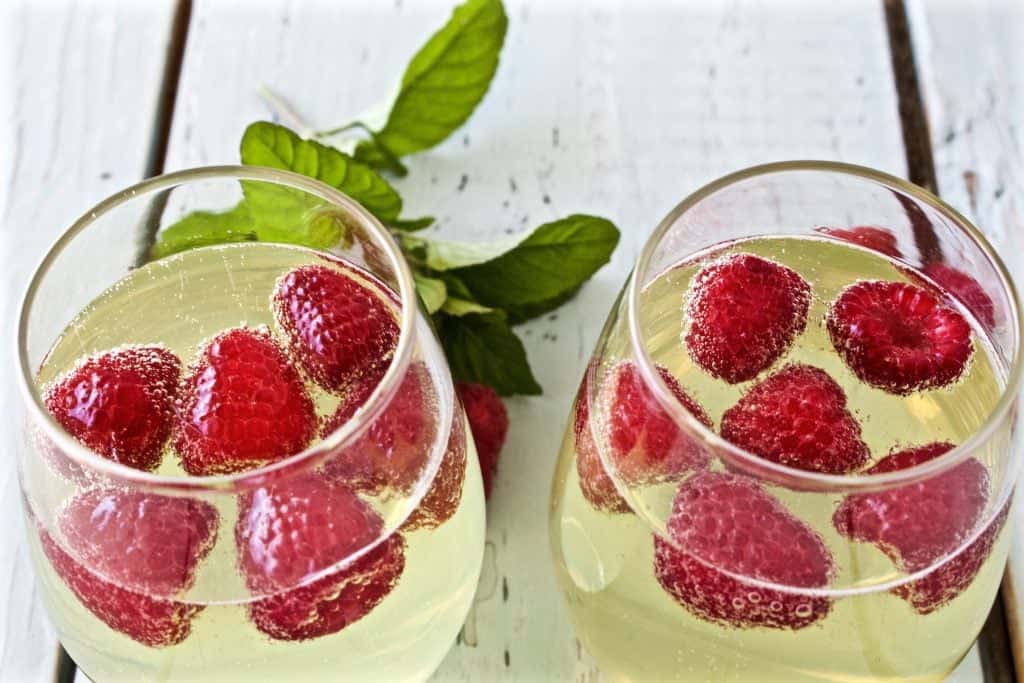 Limoncello Prosecco with fresh raspberries https://homemadefoodjunkie.1wp.site