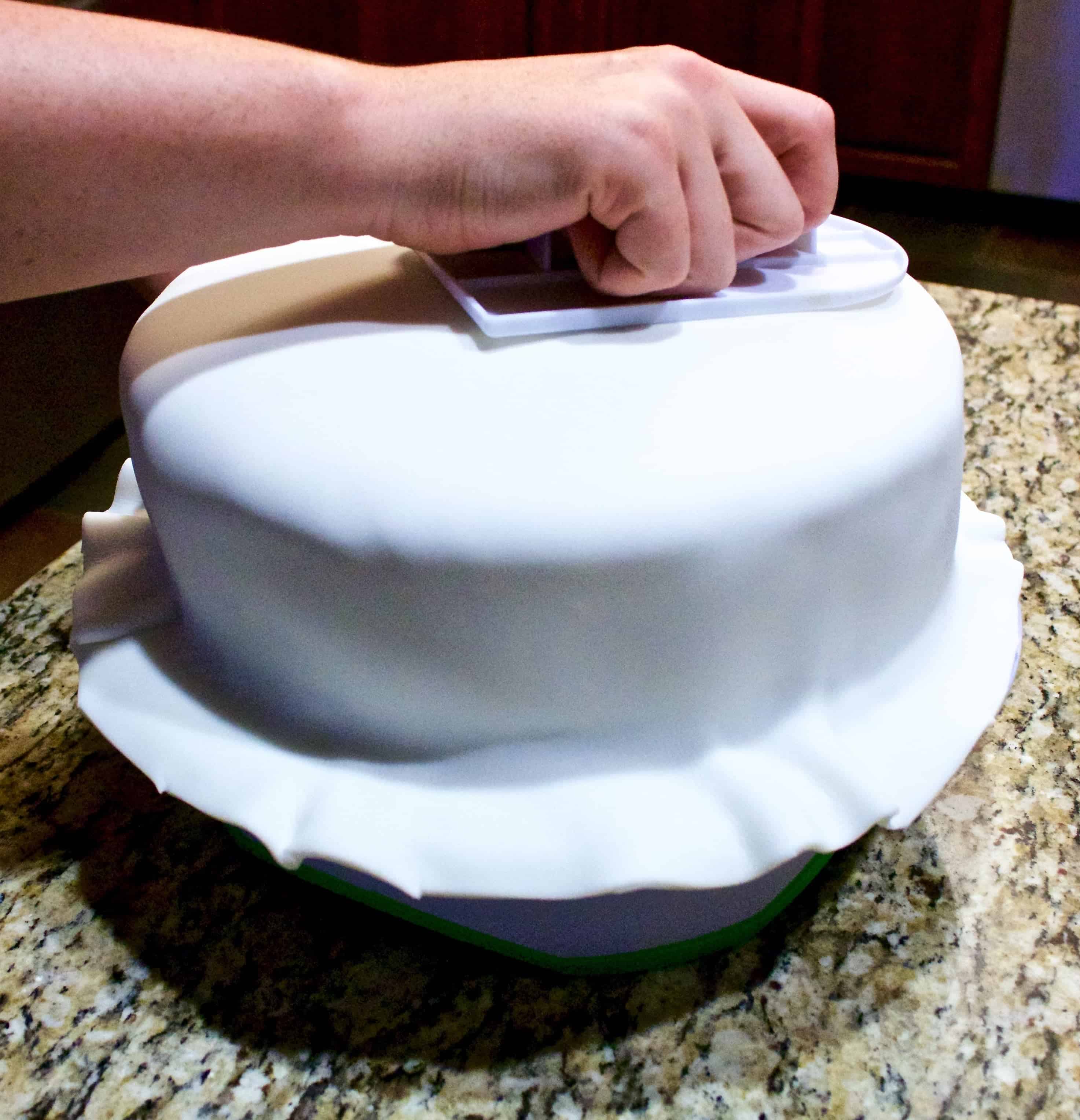 Applying the fondant