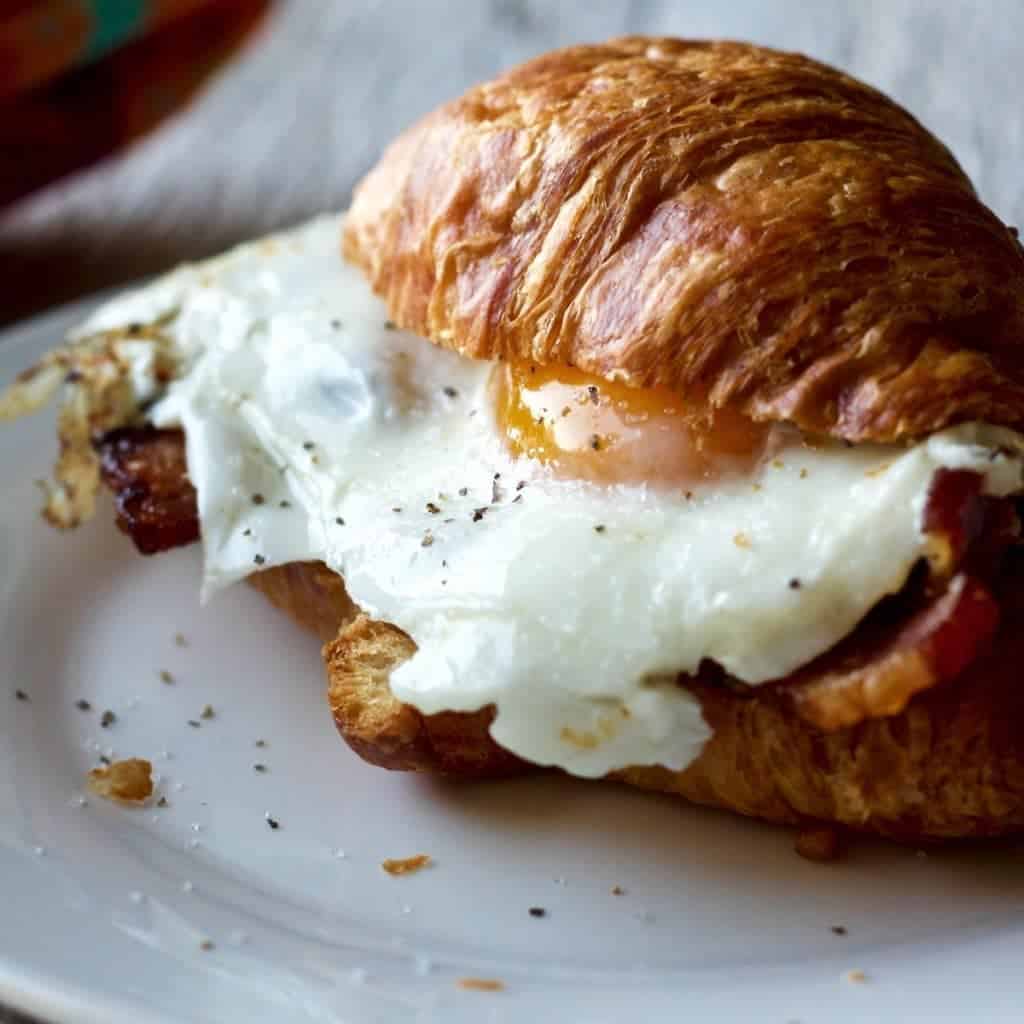 Bacon and Egg Croissant Sandwich is a 'quick to make' filling breakfast to power up your busy day. By HomemadefoodJunkie.com