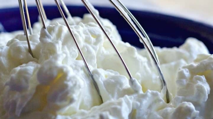 Homemade Greek Yogurt so easy to make and saves you HALF the money of store bought! https://homemadefoodjunkie.1wp.site