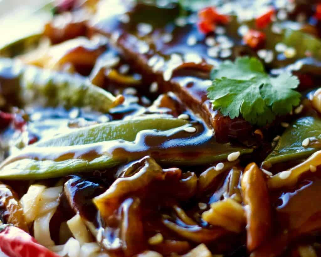 Sesame Beef Thai noodle dinner is a delicious Asian beef noodles meal. low fat, high fiber, and dairy free SESAME BEEF THAI NOODLE DINNER close up of the dinner and sauce