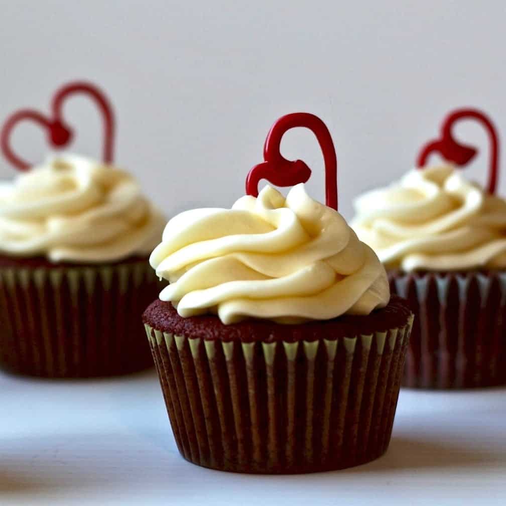 Red Velvet Cupcakes with Cream Cheese Frosting 1 Red Velvet Cupcakes With Cream Cheese Frosting