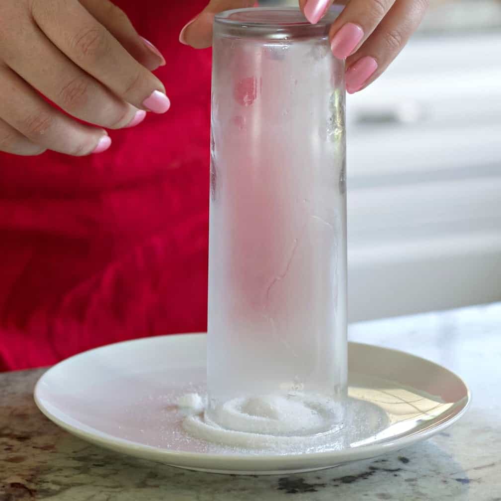 Rimming a glass with sugar