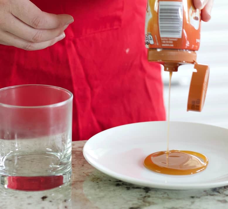 Pour caramel sauce on a small flat plate.