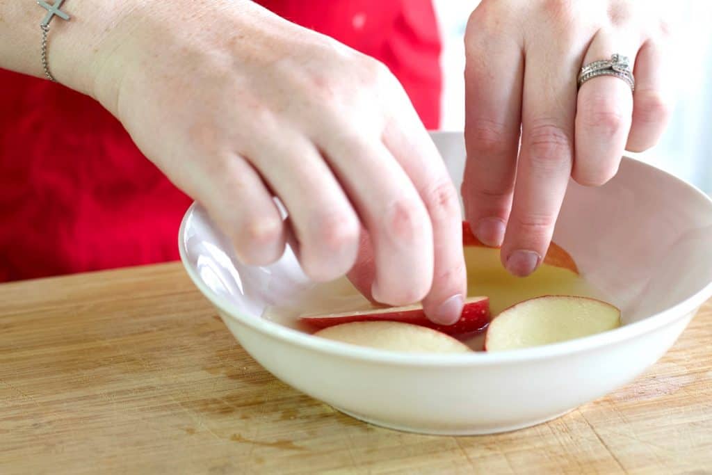 dipping apple slices in lemon juice to keep them white