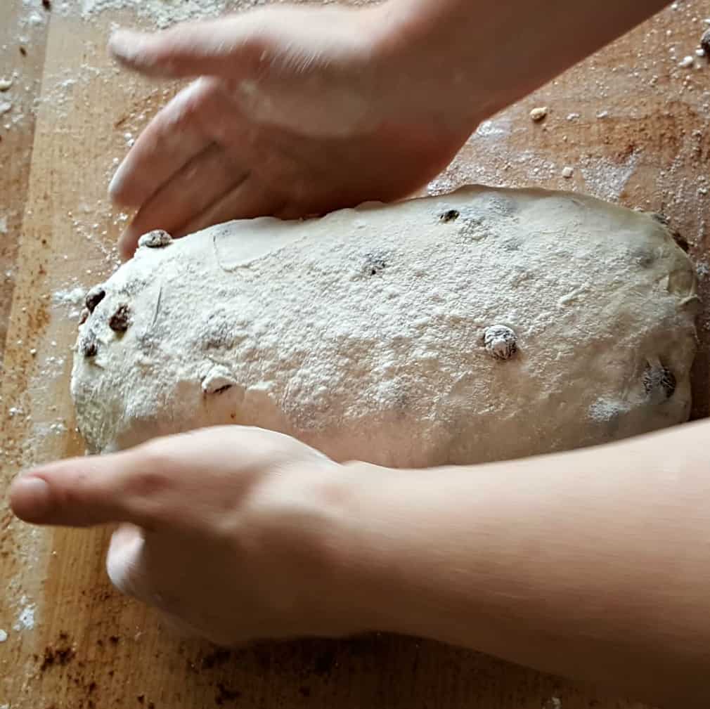 Sprinkle the loaf with flour-raisin bread