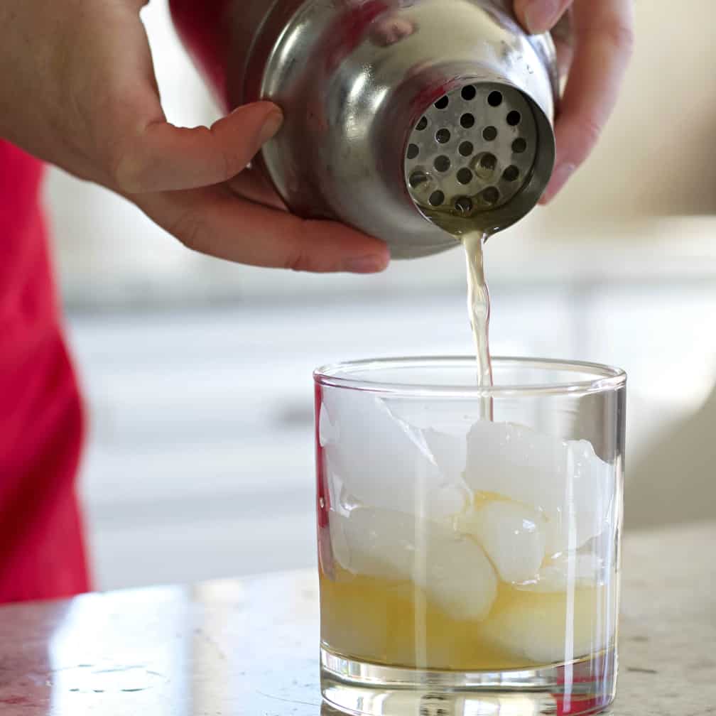 Pouring a Amaretto sour