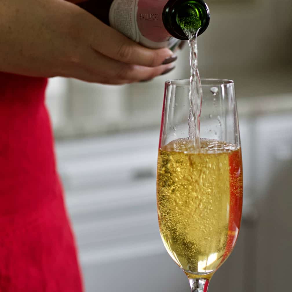 pour in sparkling wine