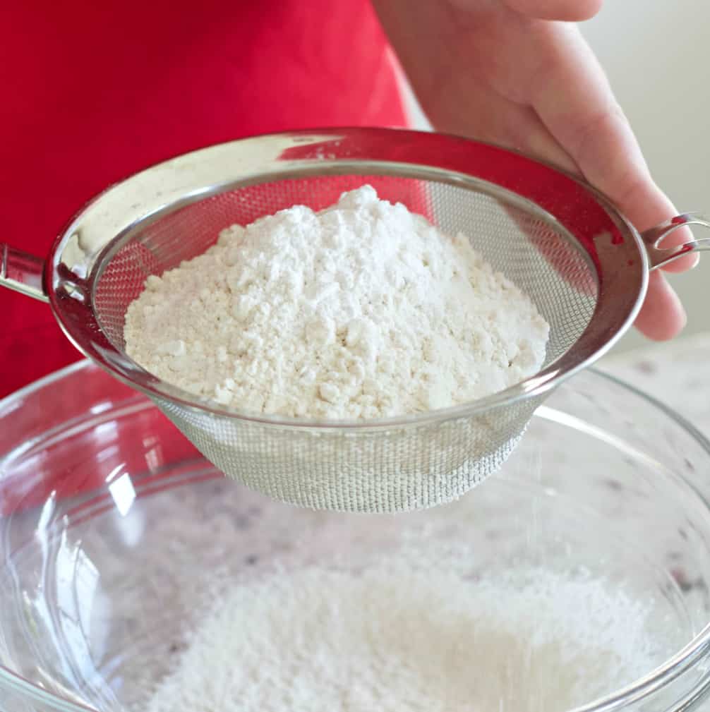 sift dry ingredients together vanilla cupcakes
