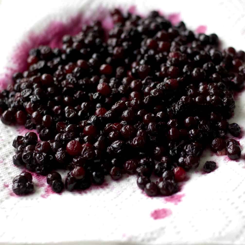 drying blueberries on a paper towel