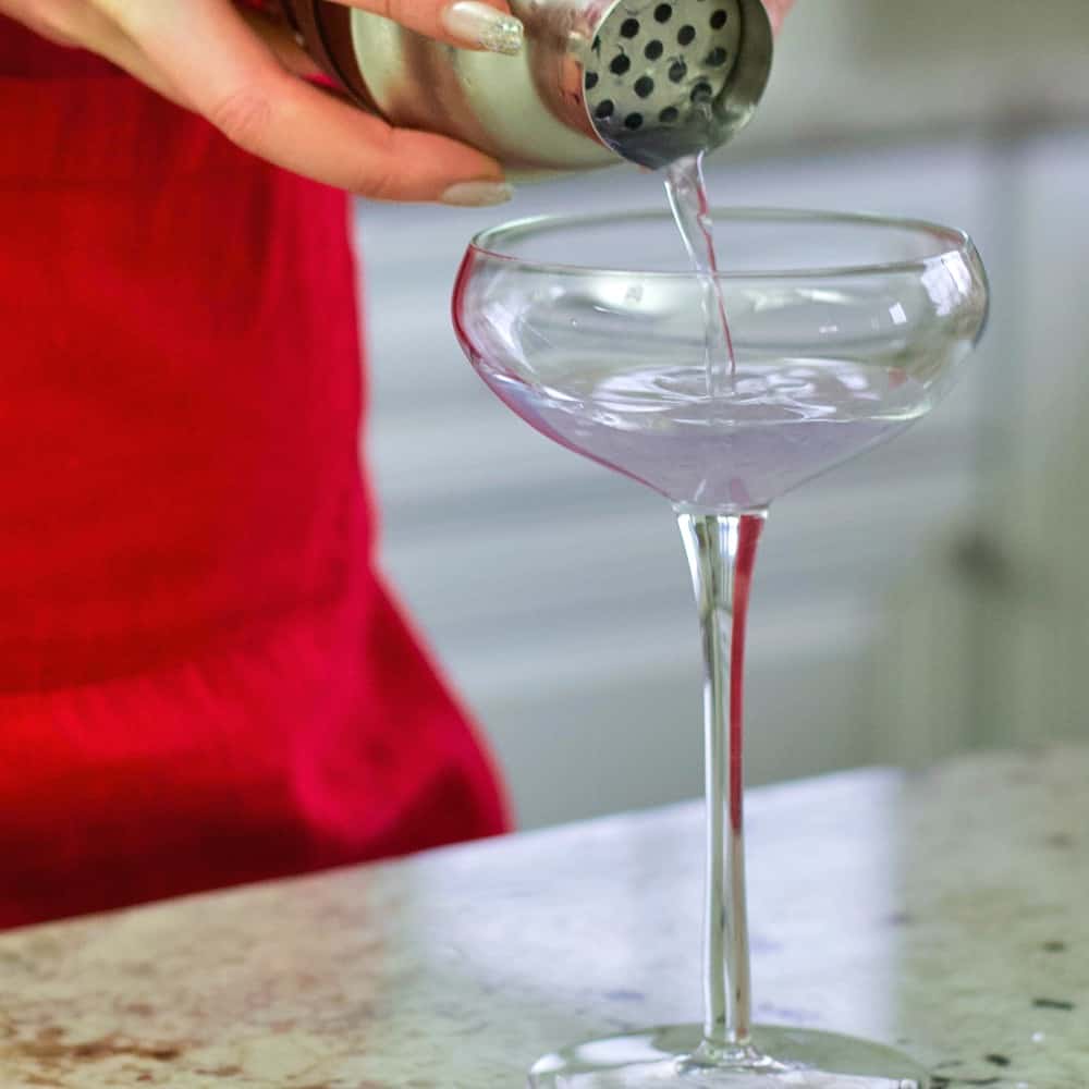pouring the aviation drink