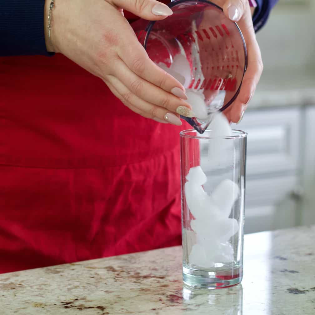 put ice in glass