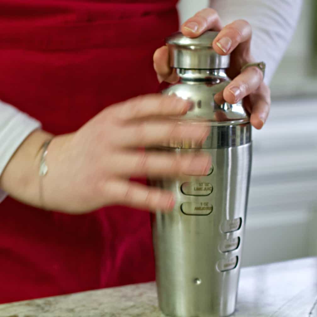 shake cocktail