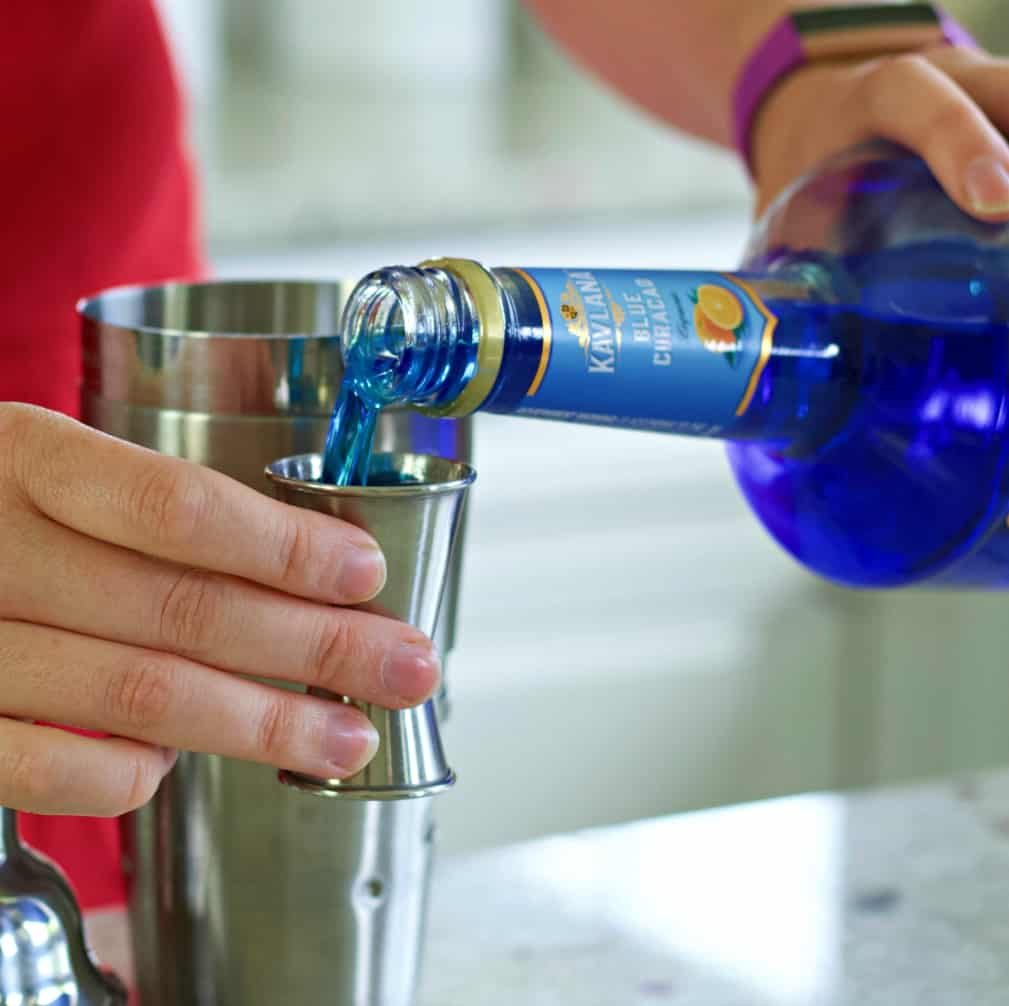 Add the cura&ccedil;ao to shaker.
