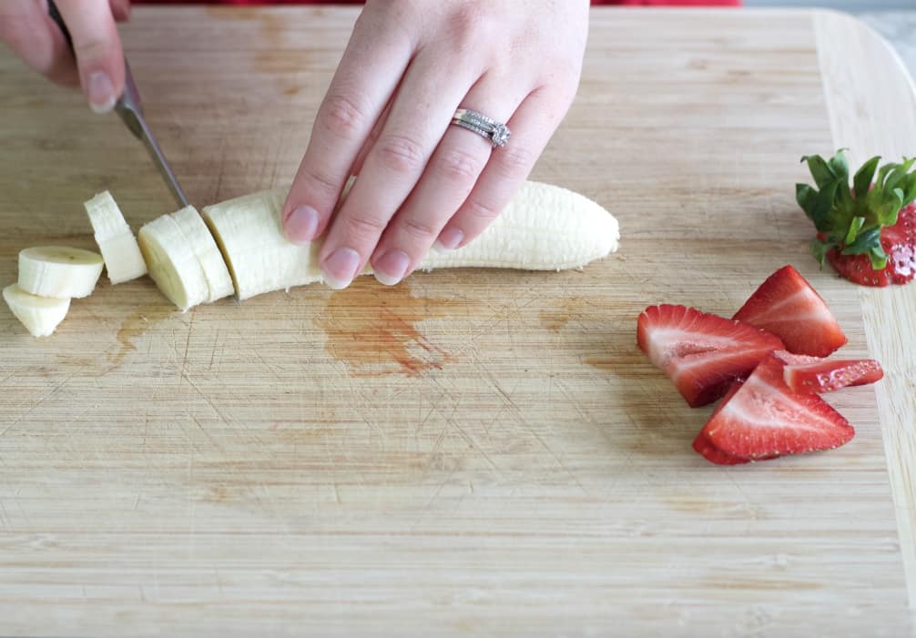 Chop banana slices and sliced strawberries