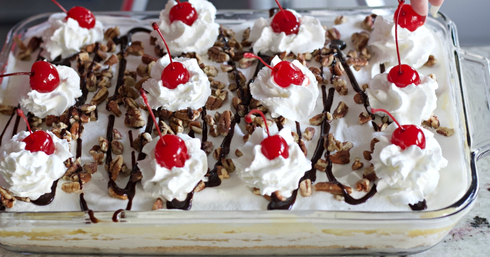 garnishing banana split cake