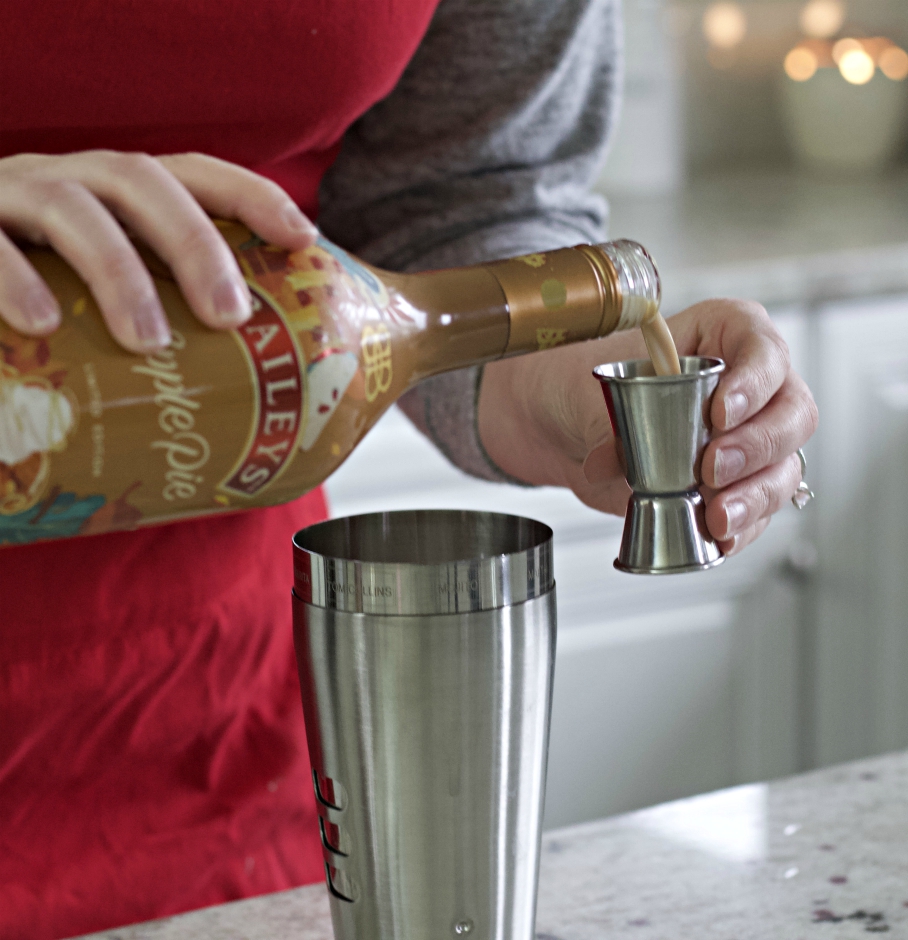 measuring baileys apple pie cocktail
