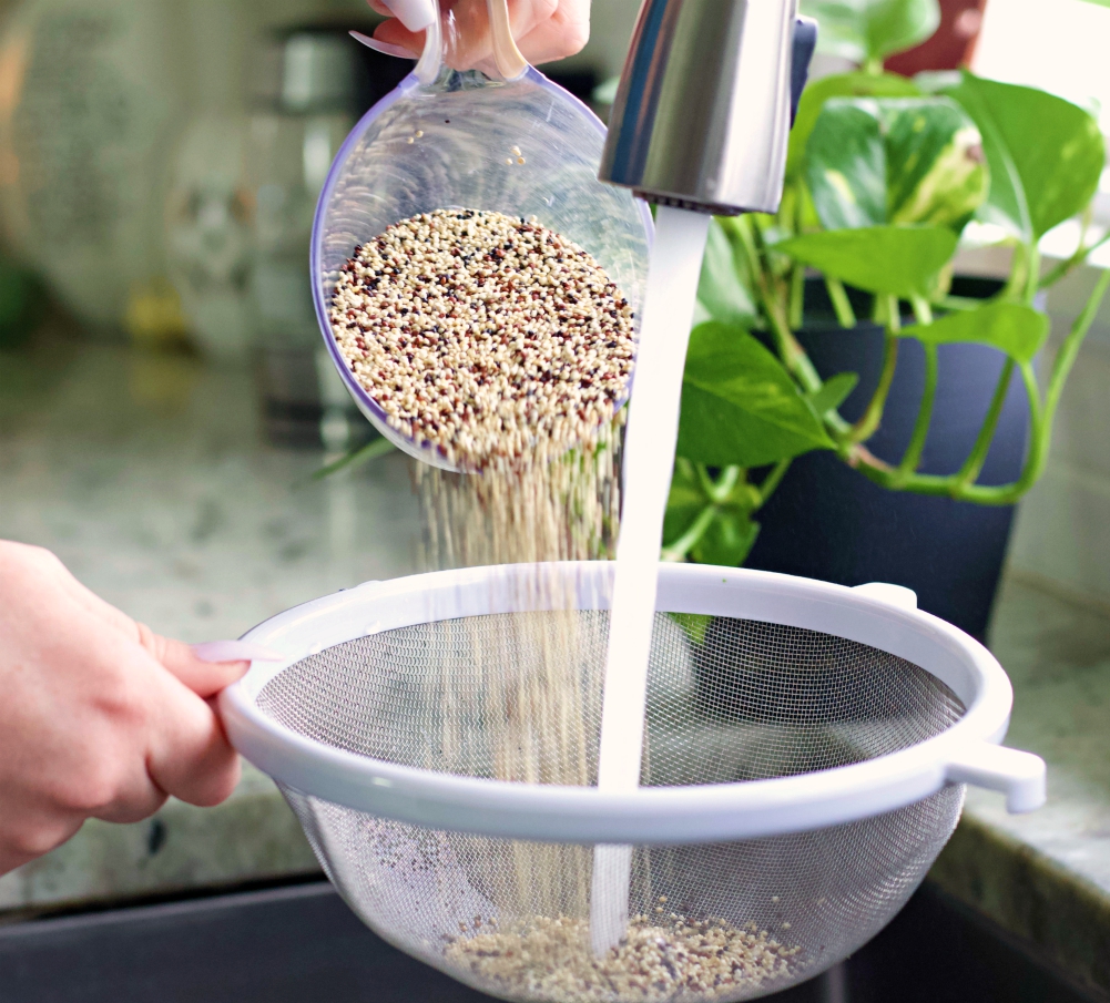 rinsing quinoa