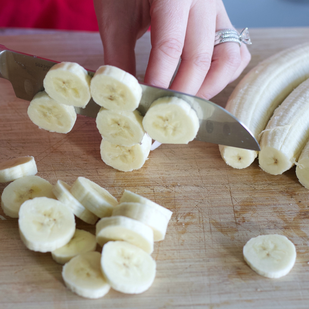 slicing bananas