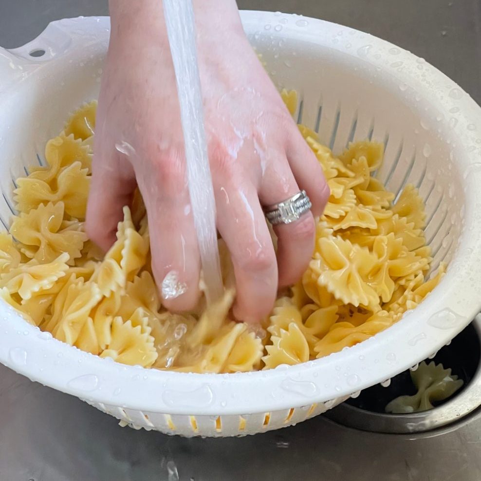 cooling cooked pasta with cold water