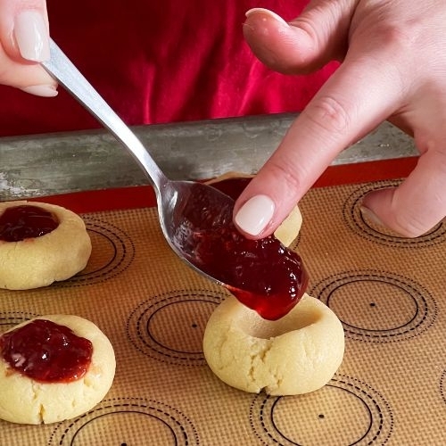 filling the thumbprint with jam