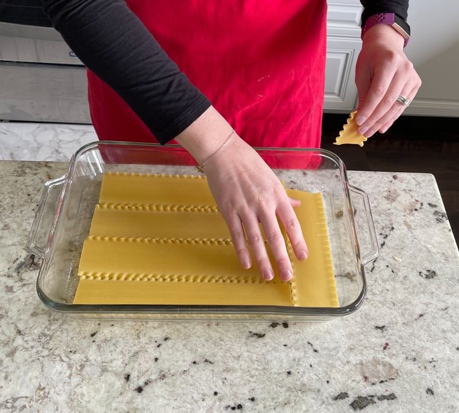 arrange lasagna noodles in oiled pan