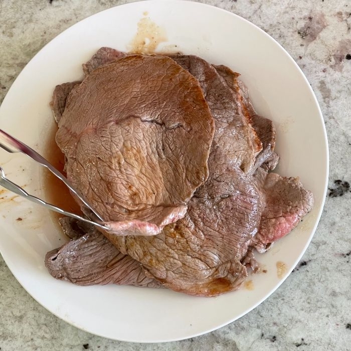 setting browned beef on plate