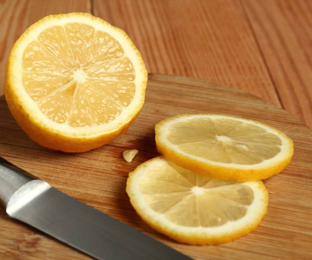 sliced lemon for garnish