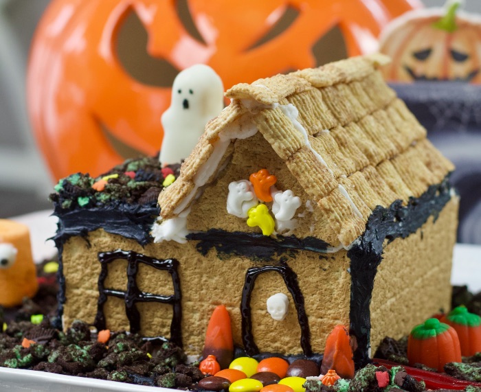 DIY graham cracker Haunted house