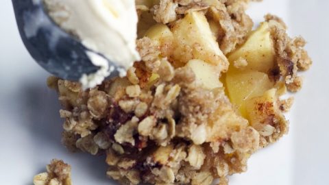 apple crisp with ice cream