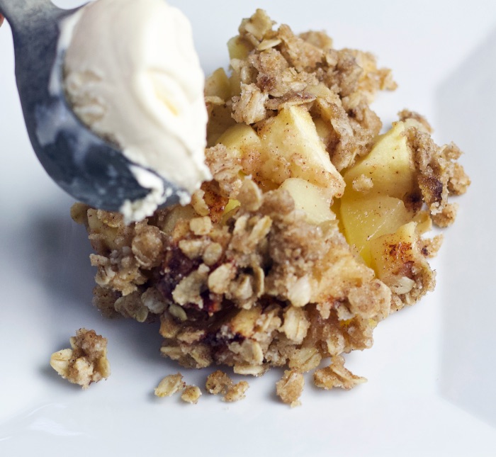 apple crisp with ice cream