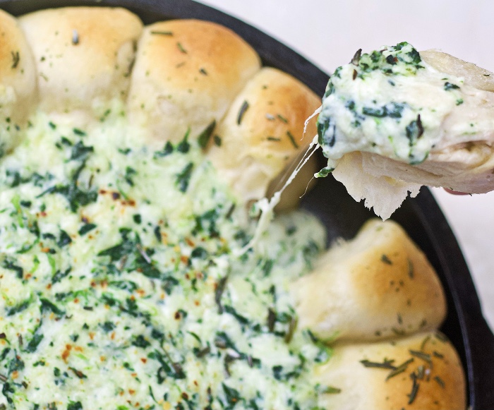 cheesy pull apart wreath with spinach dip
