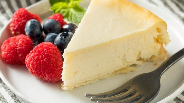 slice of crustless new york cheesecake with berries