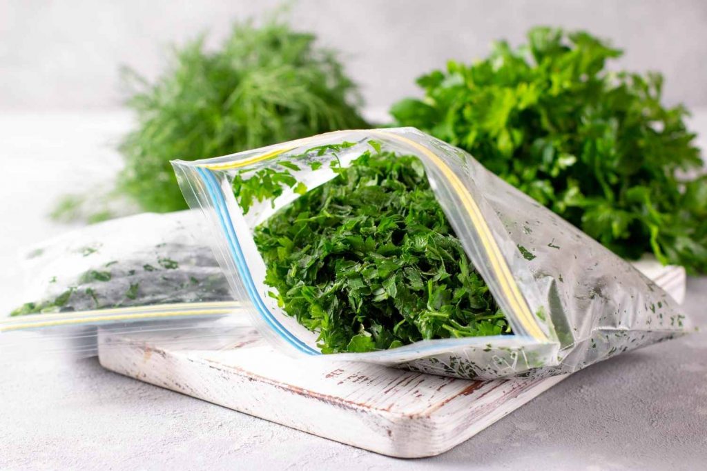How to freeze herbs in bags