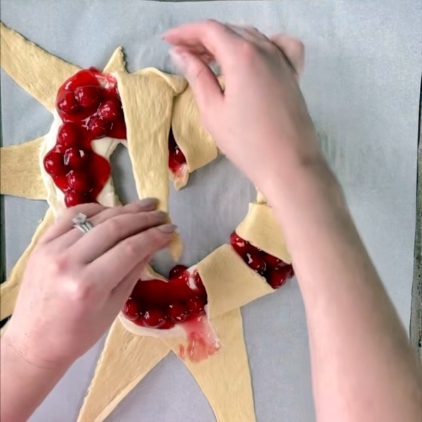 making the sweet heart pastry