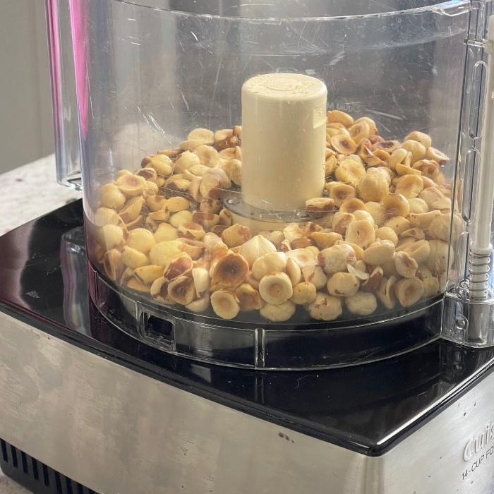 processing skinned roasted hazelnuts