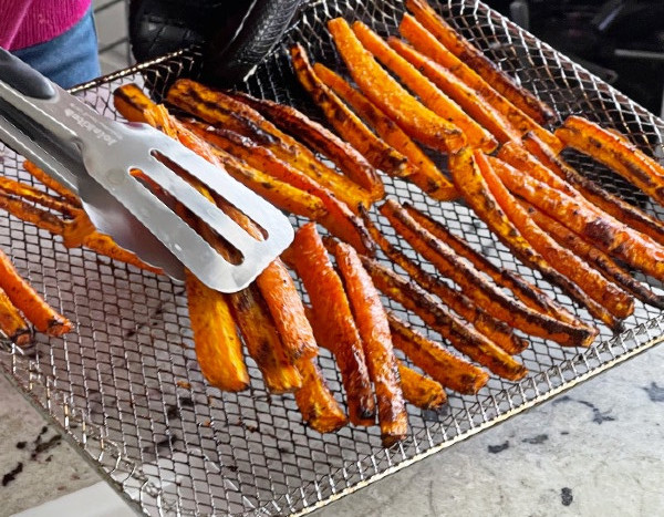 Easy Air Fryer Carrot Fries Recipe 9 carrot fries