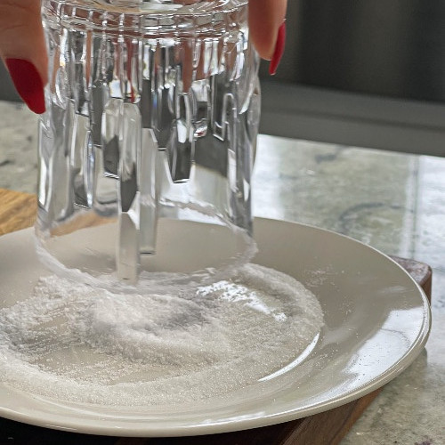 rimming a glass with salt