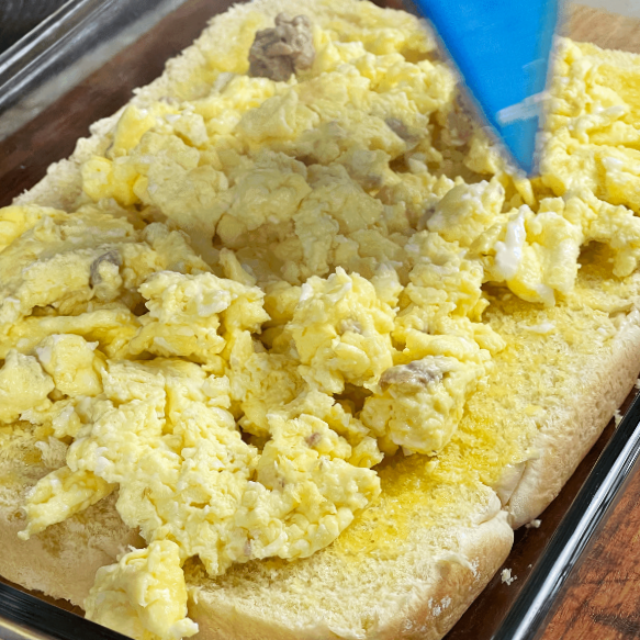 scrambled eggs on rolls