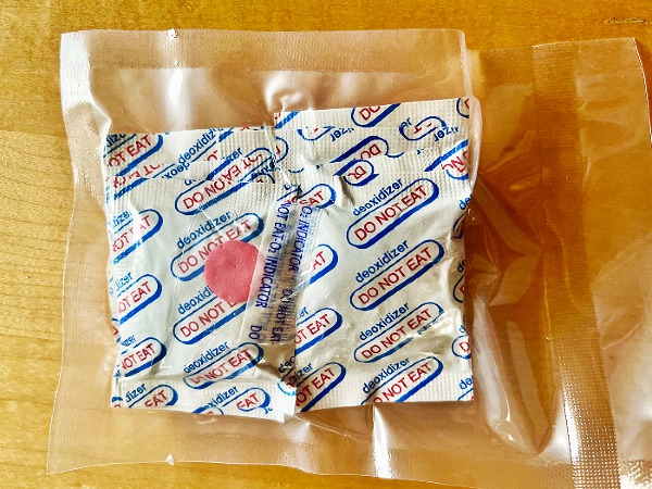 Oxygen Absorbers for Freeze-Dried Food: How and When to Use Them 5 oxygen absorbers vacuum packed with O2 indicator