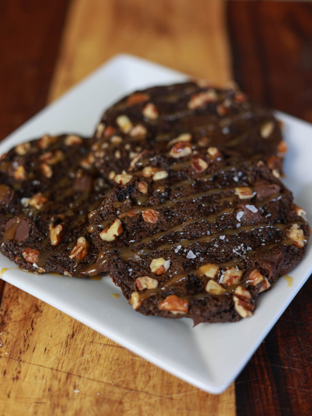 salted caramel turtle cookies