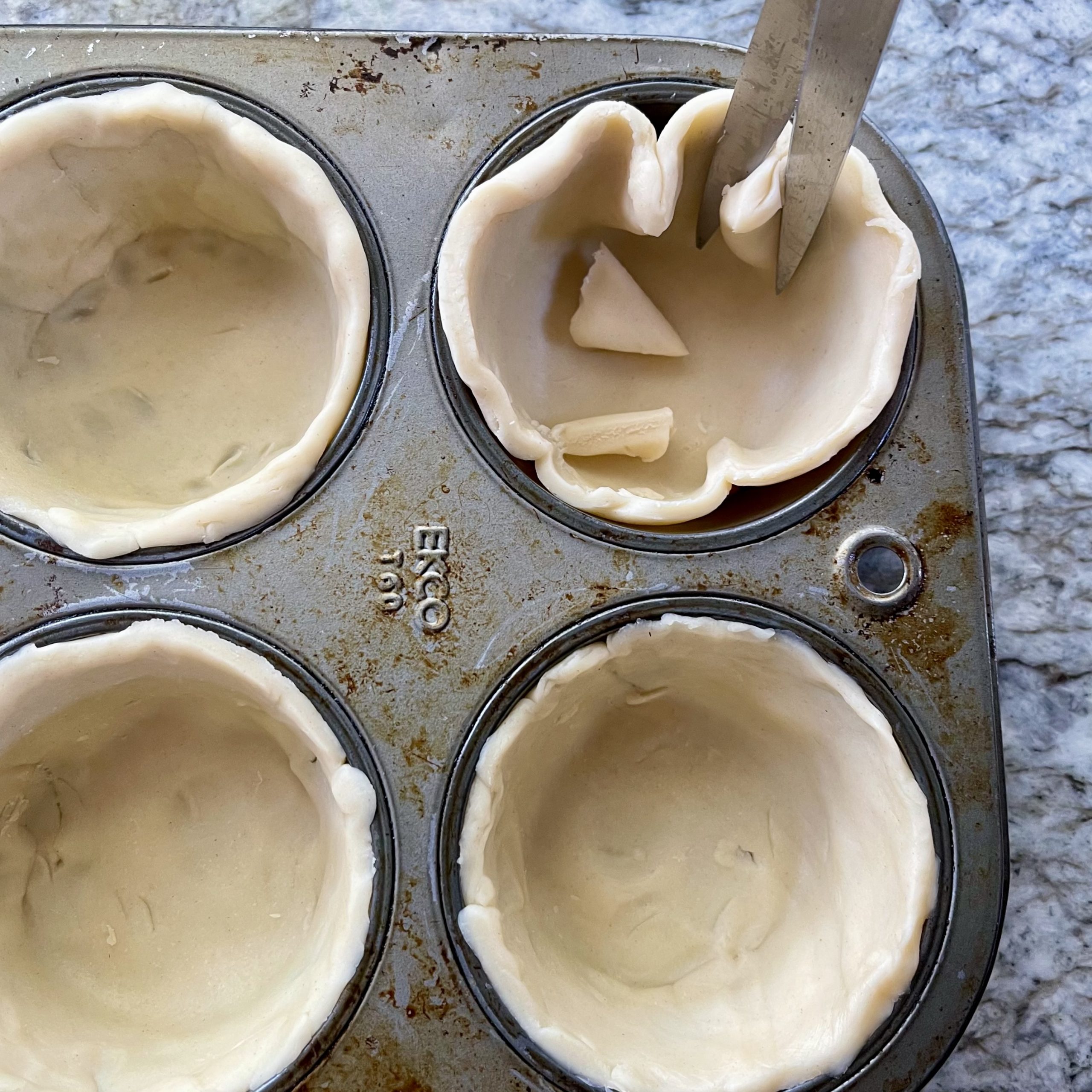 cut pie dough to fit pan